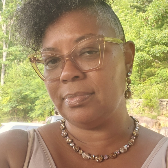 Meet your Posher, Laura - Picture 1 of 1